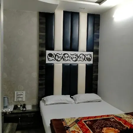 Hotel Broadway Colaba 2*