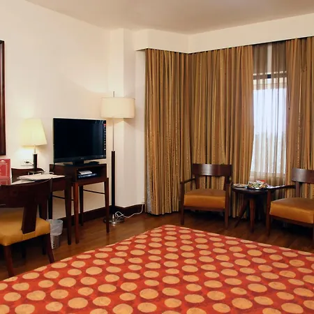 Hotel The Retreat & Convention Centre