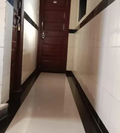 Hotel Metro Plaza Near Barc 2*