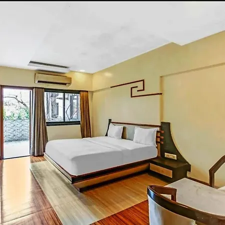 Praveen Hotel 3*