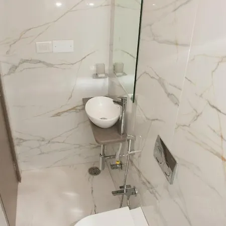 City Hotel 2*