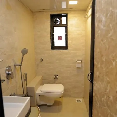 Cozy Furnished One Block From The Ocean Mumbai