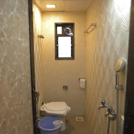 Cozy Furnished One Block From The Ocean Apartment