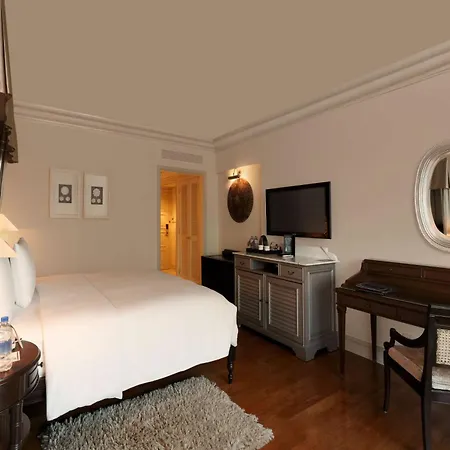 Hilton International Airport 5*