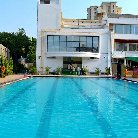 Club Emerald Hotel