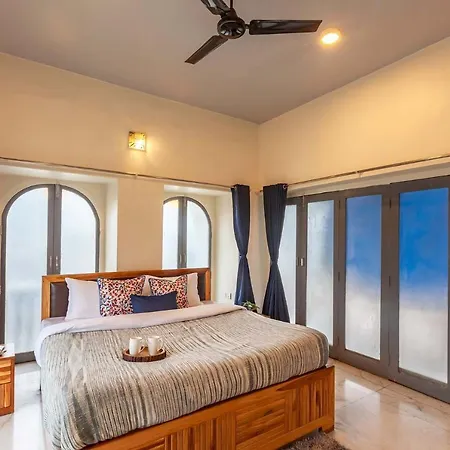 Grey Mosaics By Stayvista - Mountain-view In Vasai With Pool, Spacious Lawn & Terrace