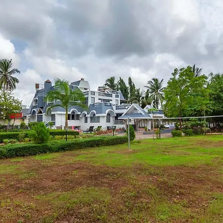 Grey Mosaics By Stayvista - Mountain-view In Vasai With Pool, Spacious Lawn & Terrace