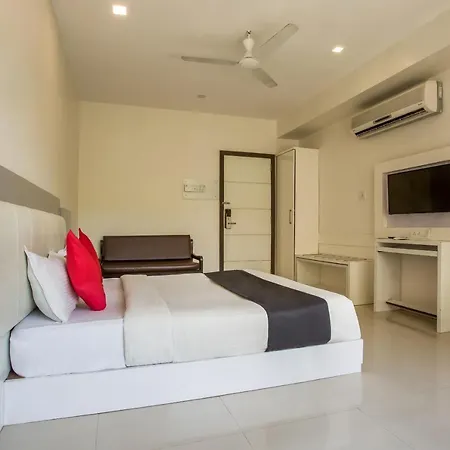 Capital O 35557 Aura Hotel 3*