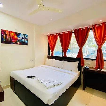 Deluxe - Near Kokilaben Dhirubhai Ambani Hospital 3*
