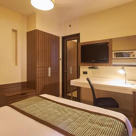 Hotel Residency Sarovar Portico 4*