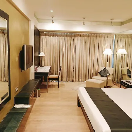 Mirage Hotel, International Airport 4*