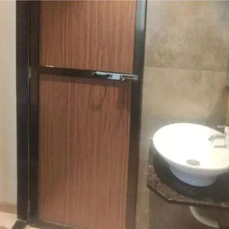 Golden Oak Lodging By Wb Hotel *