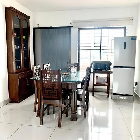Shared Homestay Near Juhu Beach Apartment *