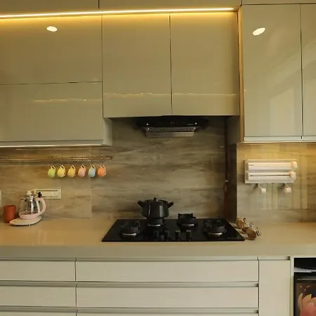 Artist House 3br By Flora