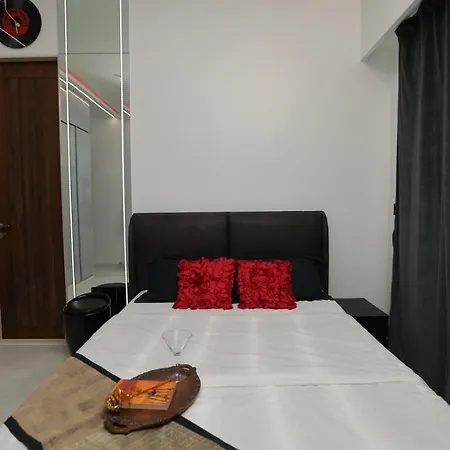 Apartment Artist House 3br By Flora Mumbai