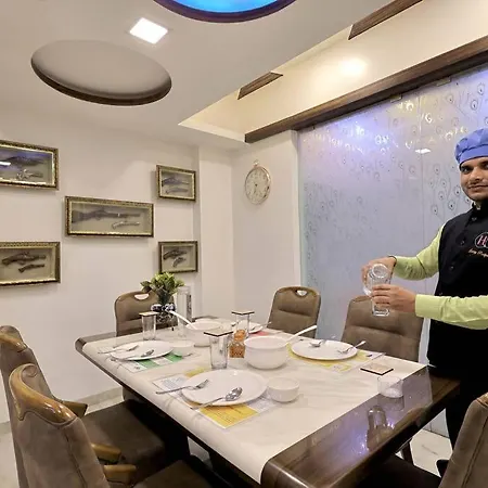 Posh - 4 Bedroom W Chef/wifi Upto 13 People Villa Mumbai
