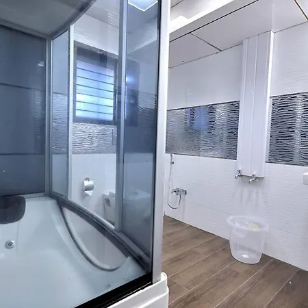 Posh - 4 Bedroom W Chef/wifi Upto 13 People Villa *