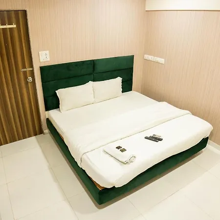 Guest house Ganesh, Near Kokilaben Dhirubhai Ambani Hospital Mumbai