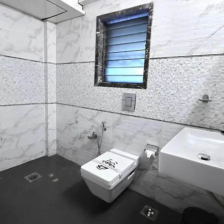 Posh - 4 Bedroom W Chef/wifi Upto 13 People * Mumbai