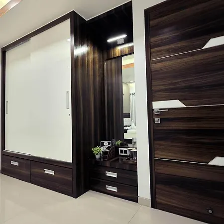 Villa Posh - 4 Bedroom W Chef/wifi Upto 13 People Mumbai