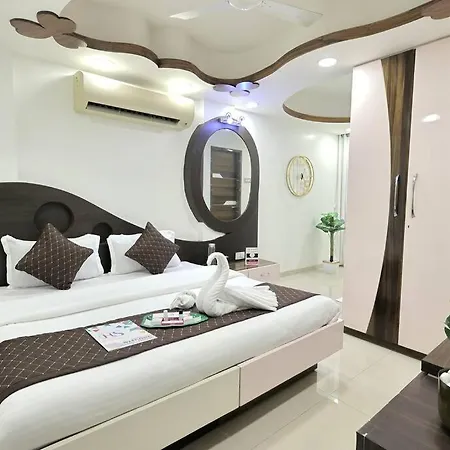 Villa Posh - 4 Bedroom W Chef/wifi Upto 13 People Mumbai