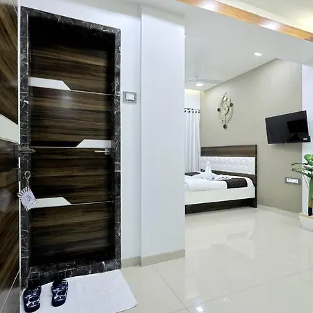 Posh - 4 Bedroom W Chef/wifi Upto 13 People Villa Mumbai