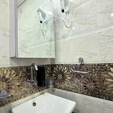 Posh - 4 Bedroom W Chef/wifi Upto 13 People * Mumbai