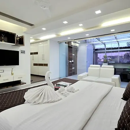 Posh - 4 Bedroom W Chef/wifi Upto 13 People Villa Mumbai
