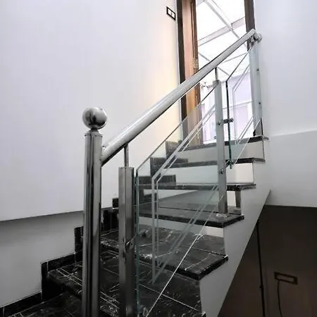 Posh - 4 Bedroom W Chef/wifi Upto 13 People * Mumbai