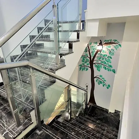 Villa Posh - 4 Bedroom W Chef/wifi Upto 13 People *