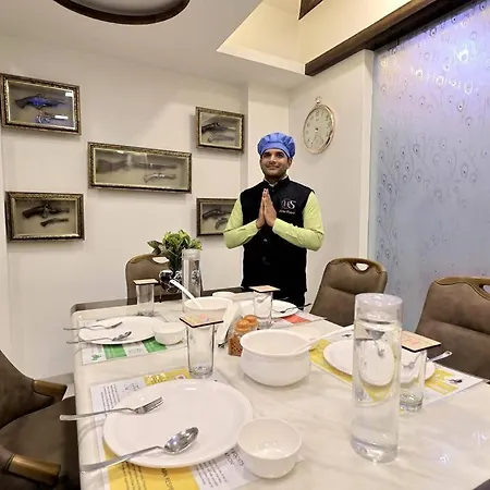 Posh - 4 Bedroom W Chef/wifi Upto 13 People Mumbai