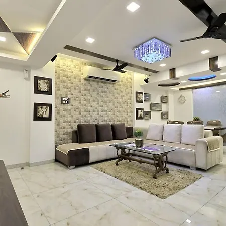 Villa Posh - 4 Bedroom W Chef/wifi Upto 13 People *