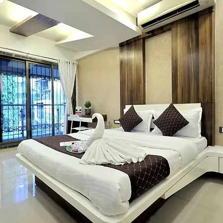 Villa Posh - 4 Bedroom W Chef/wifi Upto 13 People Mumbai