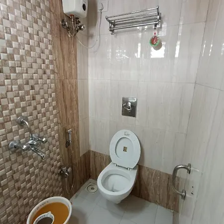 Amber-colaba 3*