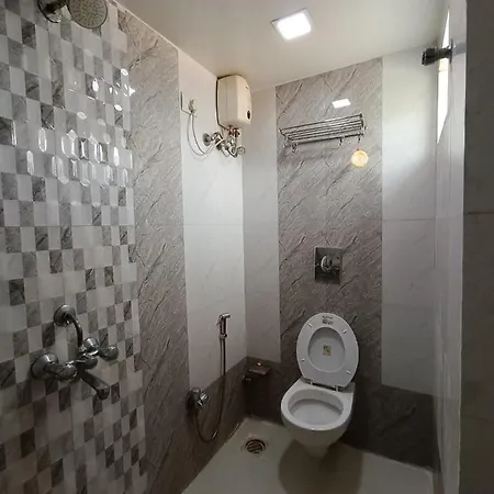 Amber-colaba 3*