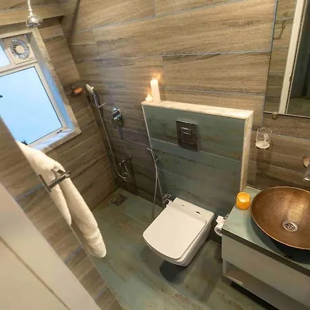 Top-floor Oceanfront Designer In Bandra Apartment *