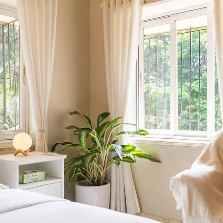 Ivory Seaside Near Carter Road, Bandra West, Homestay Mumbai