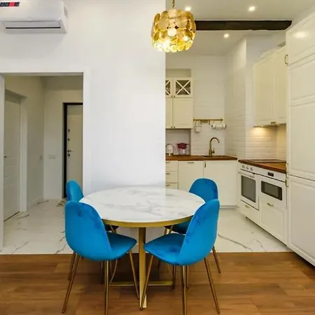Bright Weekend In Apartment Mumbai