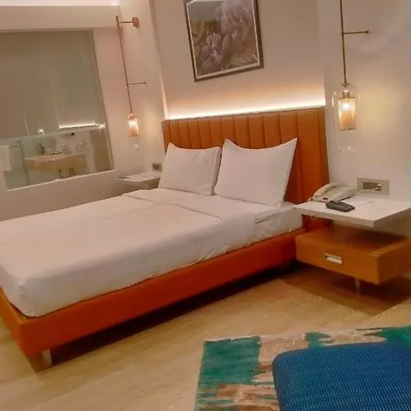 Mirage Hotel, International Airport 4*