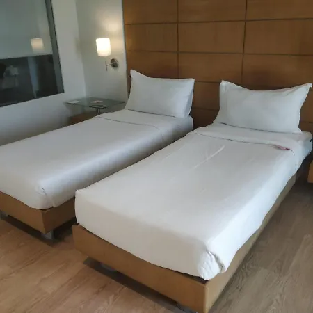 Mirage Hotel, International Airport 4*
