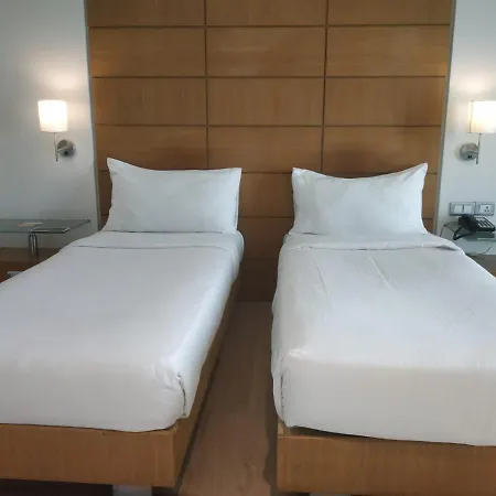 Mirage Hotel, International Airport 4*