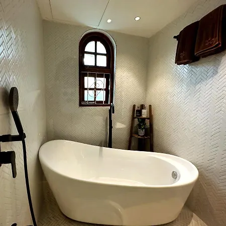 Saffronstays Birdsong - 3br Pet-friendly With Lawns, Treetop Terraces, Gazebo Dining & Tennis Court * Mumbai