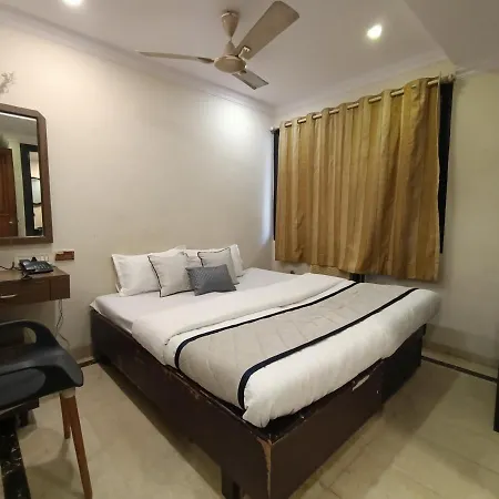 Highway Andheri East Hotel 3*