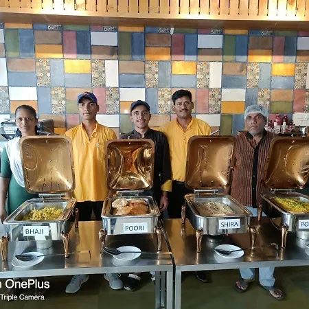 Highway Andheri East Hotel 3*