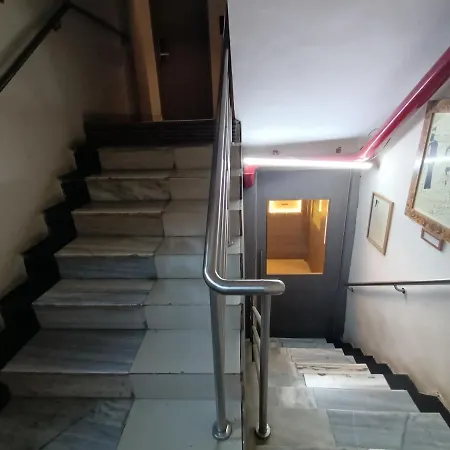 Highway Andheri East Hotel 3*