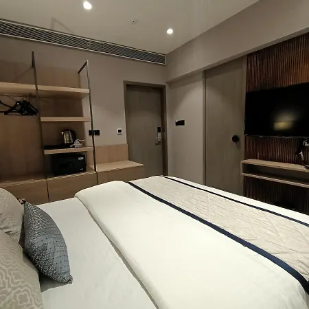 Highway Andheri East Hotel 3*