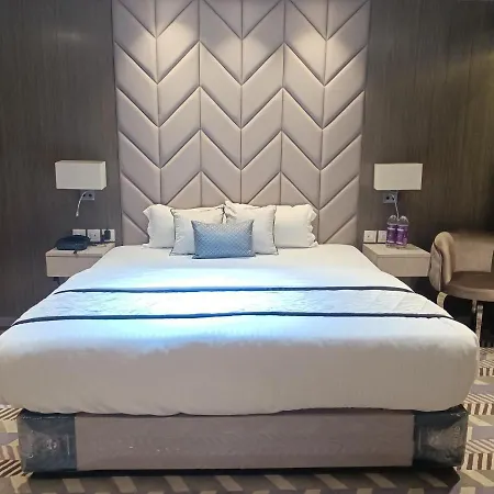 Highway Andheri East Hotel 3*