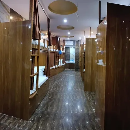 Hostel Crystalinn And *
