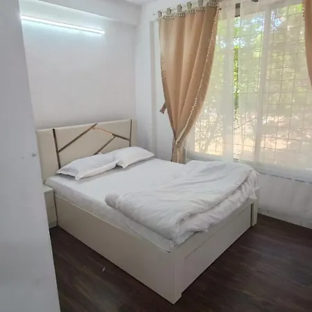 Spacious For 6 In Near Kokilaben Hospital, Andheri West *
