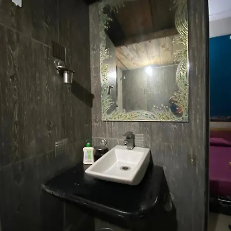 3rk Ac In Khar West Near The Station * Mumbai